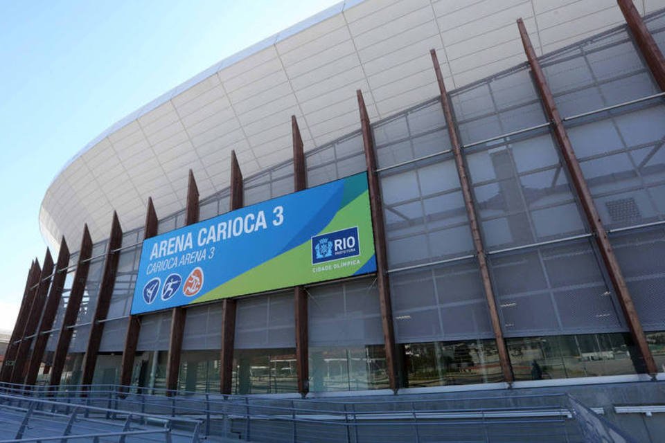 Balão aceso cai no teto da Arena Carioca 3 no Rio