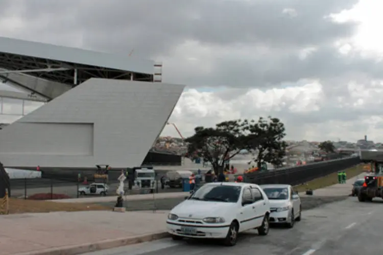 
	Arena Corinthians (Itaquer&atilde;o) movimento estima que 4 mil pessoas participam do protesto
 (Beatriz Souza/ EXAME.com)