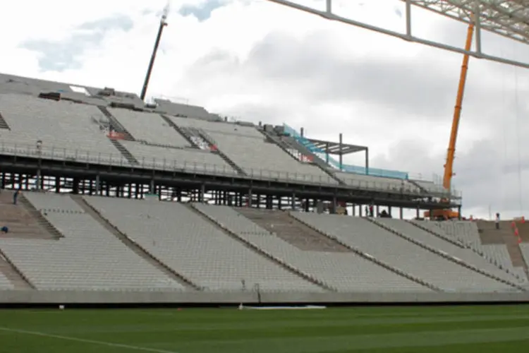 
	Obras nas arquibancadas do setor norte da Arena Corinthians: a estreia da &quot;tropa invis&iacute;vel&quot; ser&aacute; no primeiro jogo oficial do est&aacute;dio
 (Beatriz Souza/ EXAME.com)