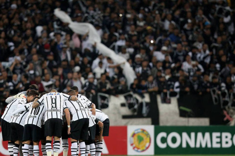 Corinthians dá 2,8 mil ingressos e 1,8 mil camisas à Caixa