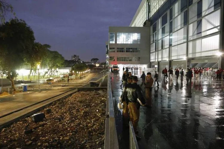 Torcedores entram no estádio da Arena da Baixada para uma partida entre o Atlético Mineiro contra o Corinthians, em Curitiba (Rodolfo Buhrer/Reuters)