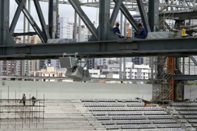 
	Obras na Arena da Baixada, em Curitiba:&nbsp;Brasil n&atilde;o tem planos de comprar m&eacute;todos de compensa&ccedil;&atilde;o no mercado, mesmo com os pre&ccedil;os do carbono nos n&iacute;veis mais baixos da hist&oacute;ria
 (REUTERS/Rodolfo Buhrer)