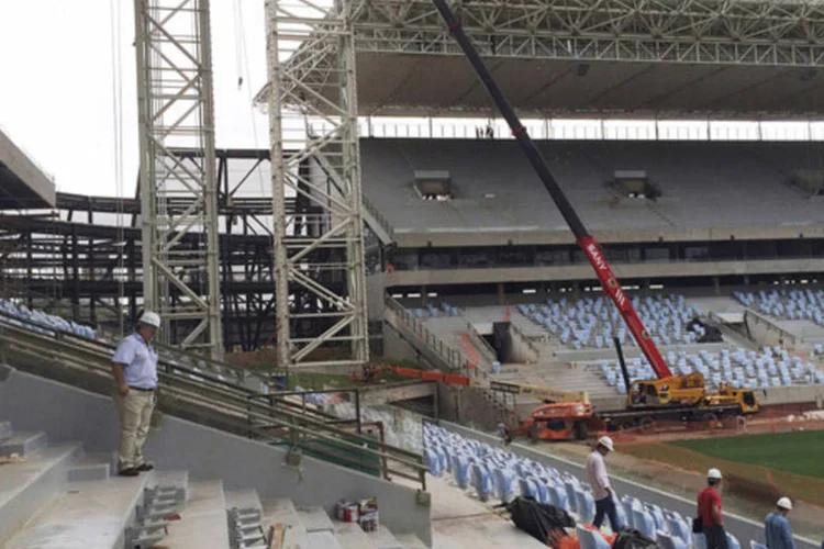 Uma autoridade dos organizadores da Copa do Mundo FIFA no Brasil acompanha visitantes em um tour dentro da Arena Pantanal em Cuiabá (Brian Winter/Reuters)