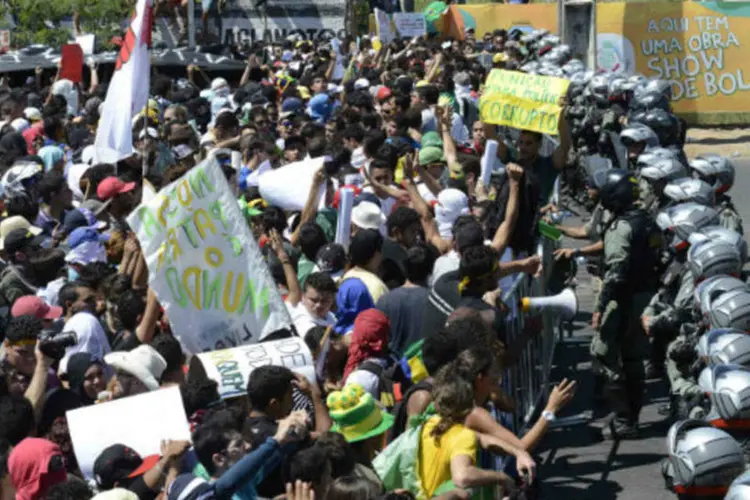 
	Manifestantes protestam em frenta &agrave; Arena Castel&atilde;o, em Fortaleza: os cartolas&nbsp;temem a repeti&ccedil;&atilde;o dos protestos ocorridos durante a Copa das Confedera&ccedil;&otilde;es em 2013&nbsp;
 (REUTERS/Davi Pinheiro)