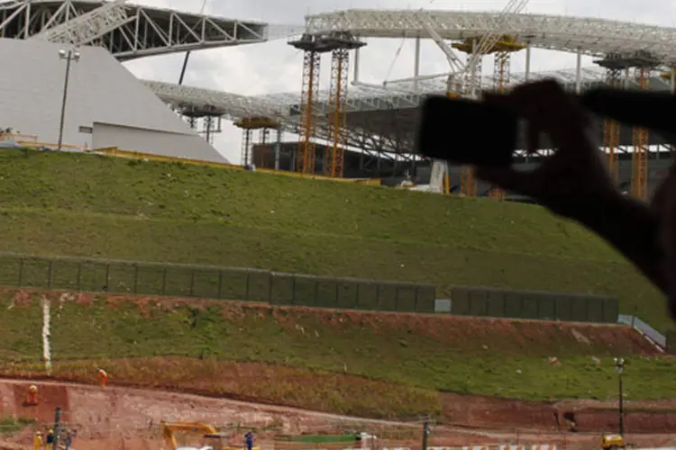 Homem tira foto de acidente no estádio do Corinthians, que está em construção na zona leste de São Paulo (REUTERS/Nacho Doce)