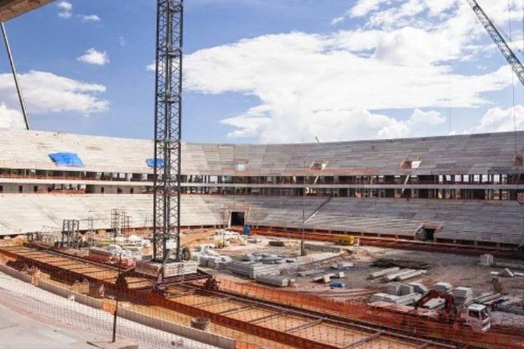 
	Arena Amaz&ocirc;nia: no est&aacute;dio, que est&aacute; em fase final de constru&ccedil;&atilde;o, embaixador encarou bater p&ecirc;nalti com secret&aacute;rio municipal de Juventude, Esporte e Lazer, Fabr&iacute;cio Lima
 (Governo Federal/Portal da Copa)