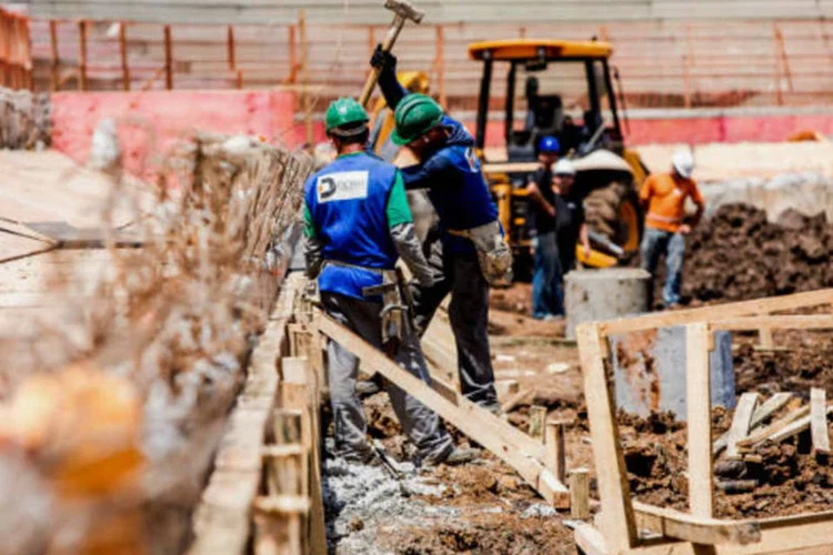 
	Obras na Arena da Baixada: o est&aacute;dio deveria ser entregue &agrave; Fifa no final desde m&ecirc;s de dezembro, mas o atraso nas obras adiou esse prazo para o fim de fevereiro
 (Lucas Elam/Portal da Copa/ME)