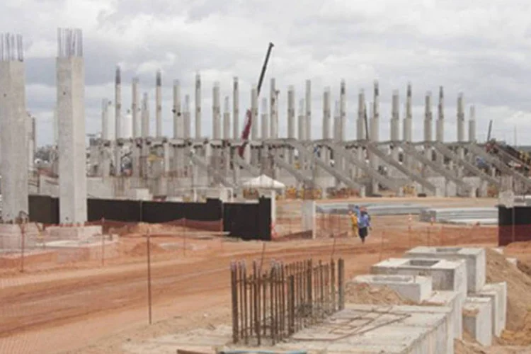 
	Constru&ccedil;&atilde;o da Arena das Dunas: entre reivindica&ccedil;&otilde;es, destaca-se cr&iacute;tica aos gastos com constru&ccedil;&atilde;o do&nbsp;est&aacute;dio&nbsp;em detrimento de investimentos em sa&uacute;de, seguran&ccedil;a e educa&ccedil;&atilde;o
 (ME/ Portal da Copa/ Agosto de 2012)