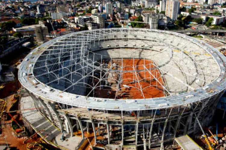 
	Arena Fonte Nova, Salvador: hoje (5) foi conclu&iacute;da a coloca&ccedil;&atilde;o da &uacute;ltima l&acirc;mina das membranas de cobertura do est&aacute;dio, com a presen&ccedil;a do governador da Bahia, Jaques Wagner.
 (ME/ Portal da Copa)
