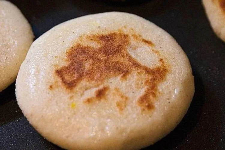 A J&C Delicias é uma rede especializada na venda de arepas, espécie de bolinho salgado elaborado a partir da farinha de milho (Creative Commons)