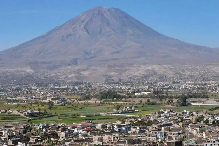 
	Vista a&eacute;rea de Arequipa: Terremoto foi registrado neste domingo na regi&atilde;o de Arequipa, que fica no sul do Peru
 (Wikimedia Commons / MapachitoMD)
