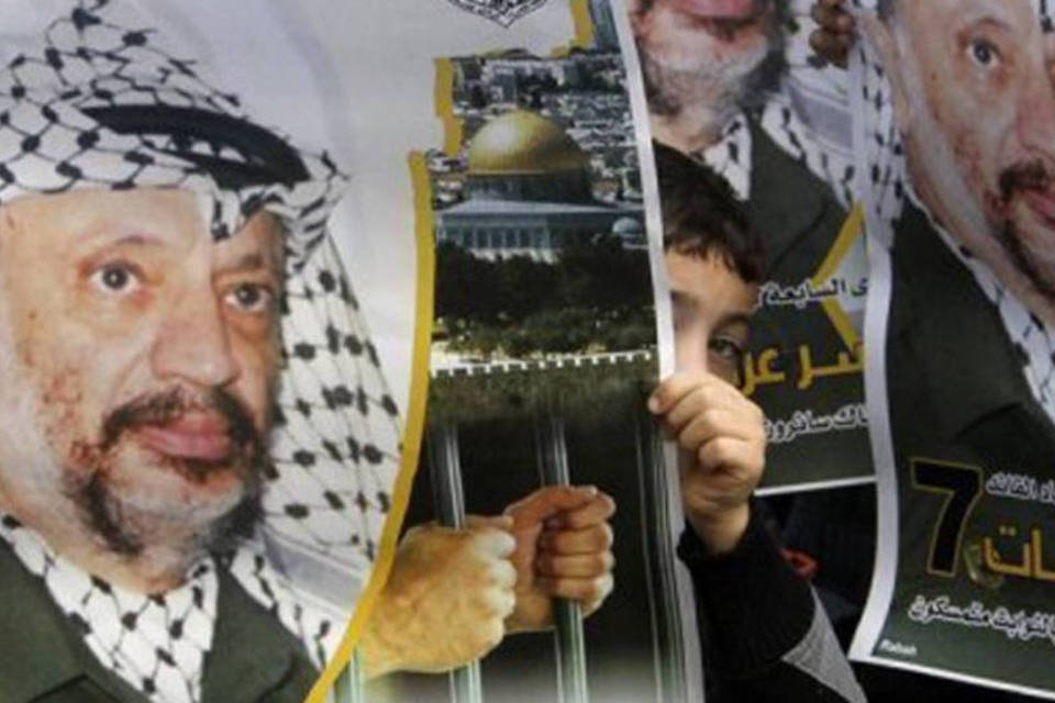 Túmulo de Arafat é aberto para investigação de sua morte