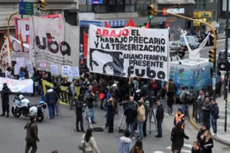 Protesto de sindicalistas na Argentina: os organizadores afirmam que "esta greve é por uma igualdade maior, contra a ideia de que o salário é lucro para que seja aplicado um imposto sobre ele". (AFP)