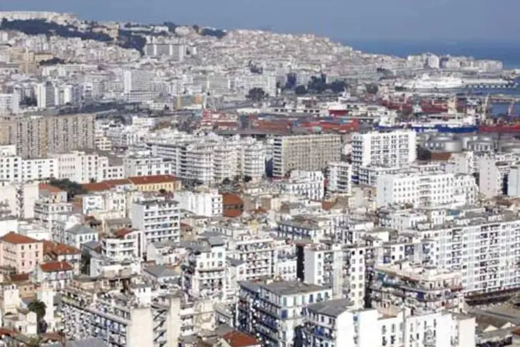 
	Vista geral de Argel, capital da Arg&eacute;lia: os dois diplomatas tamb&eacute;m far&atilde;o &quot;uma troca de opini&otilde;es sobre quest&otilde;es regionais e internacionais de interesse comum&quot;
 (Pascal Parrot/Getty Images)