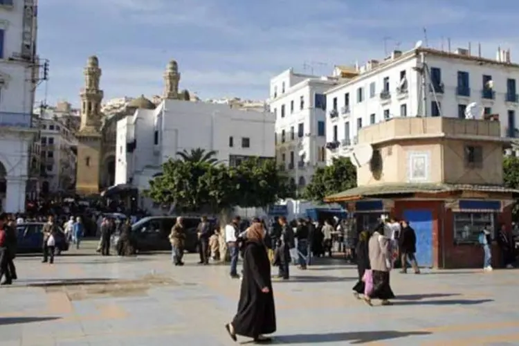 
	Arg&eacute;lia:&nbsp;o jornal argelino Al Ajbar informou que 50 terroristas haviam tentado atacar na segunda-feira passada um quartel militar.
 (Pascal Parrot/Getty Images)