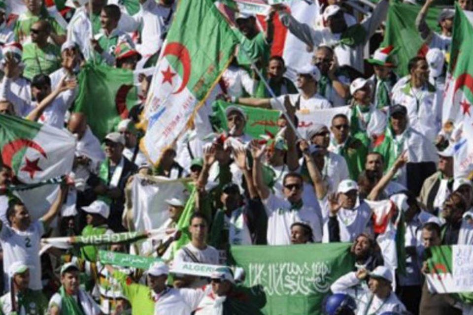 Torcida da Argélia: jogo contra a Eslovênia teve 11 mil ingressos desperdiçados, enquanto Grécia x Coreia do Sul teve 8 mil (Pierre-Philippe Marcou/AFP)