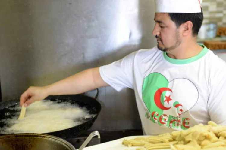 Cozinheiro prepara alimentos durante o mês sagrado do Ramadã na Argélia (AFP/Getty Images)