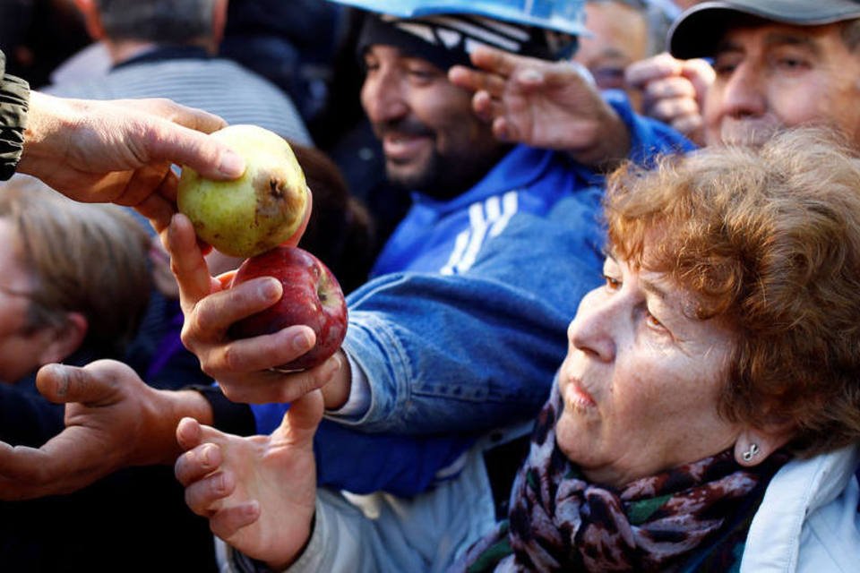 Produtores argentinos protestam doando toneladas de frutas