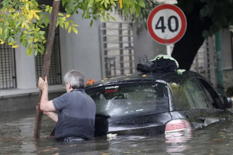 
	Chuvas na Argentina: a chuva intensa, seguida por enchentes, j&aacute; matou pelo menos 56 pessoas e deixou cerca de 3 mil desabrigadas e desalojadas
 (REUTERS/Enrique Marcarian)