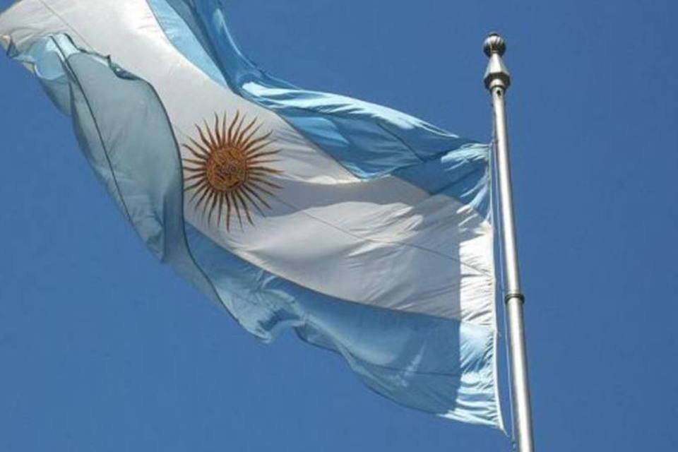 Peso argentino e títulos desabam após país limitar saída de recursos
