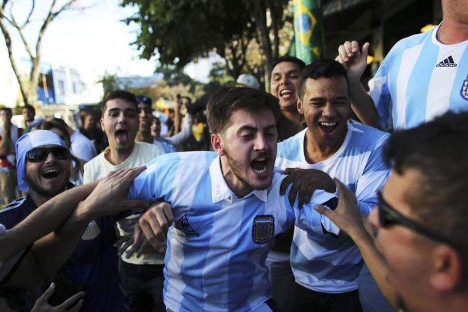 Brasileiros e argentinos sempre torcem uns contra os outros