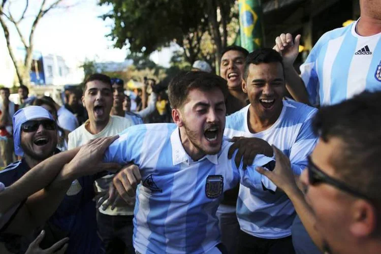 Torcedor da Argentina comemora o gol contra a Suíça na Vila Madalena, em São Paulo (Nacho Doce/Reuters)