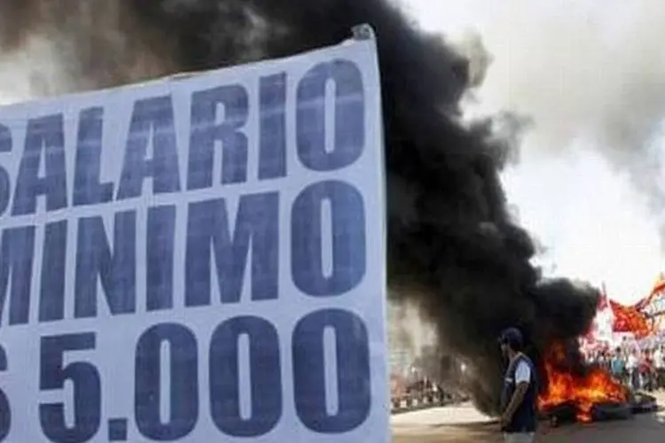 
	Placa pede mudan&ccedil;a no sal&aacute;rio m&iacute;nimo durante protesto em ponto de Buenos Aires: a convoca&ccedil;&atilde;o se segue &agrave; grande paralisa&ccedil;&atilde;o de 20 de novembro, que bloqueou a cidade
 (Reuters/Enrique Marcarian)