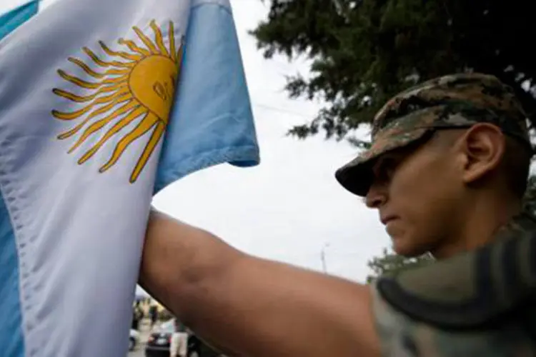 
	Soldado segura bandeira argentina: promotor Alberto Nisman foi achado sem vida no dia 18 de janeiro em seu apartamento em Buenos Aires com um tiro na cabe&ccedil;a e uma arma ao lado
 (Johan Ordonez/AFP)