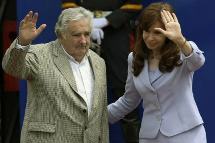 A presidente da Argentina, Cristina Kirchner, ao lado do presidente do Uruguai, José Mujica (Juan Mabromata/AFP)