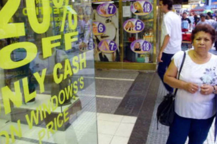 
	Mulher em frente a vitrine em Buenos Aires: promo&ccedil;&otilde;es passariam a valer a partir de s&aacute;bado
 (Quique Kierszenbaum/Getty Images)