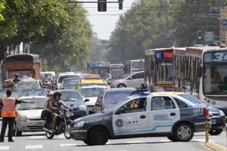 Viatura da polícia na avenida Juan B. Justo, em Buenos Aires (Juan Mabromata/AFP)