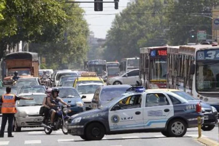 Viatura da polícia na avenida Juan B. Justo, em Buenos Aires (Juan Mabromata/AFP)