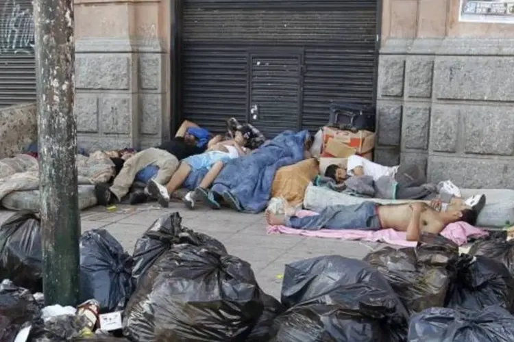 
	Pessoas dormem perto de lixo: A expectativa &eacute; de que o impasse seja solucionado ao longo dia.
 (Reuters//Enique Marcarian)