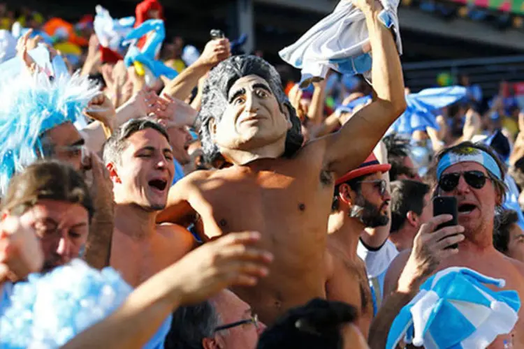 
	Torcedor com m&aacute;scara de Maradona: o jogo terminou empatado por 0 a 0
 (REUTERS/Ivan Alvarado)