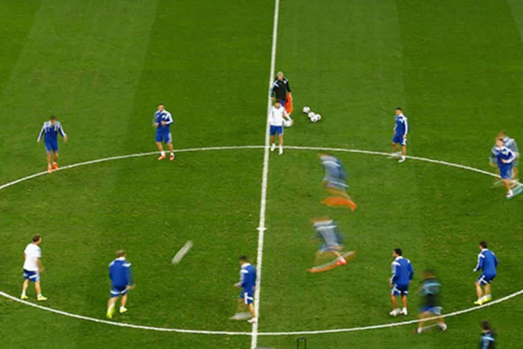 Jogadores da Argentina fazem aquecimento na Arena Corinthians (REUTERS/Darren Staples)