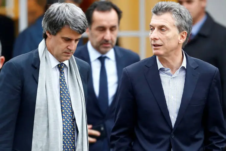 
	Macri e ministro Alfonso Prat-Gay: &quot;A Argentina quer fazer parte do di&aacute;logo, n&atilde;o do problema, como at&eacute; agora&quot;
 (Enrique Marcarian / Reuters)