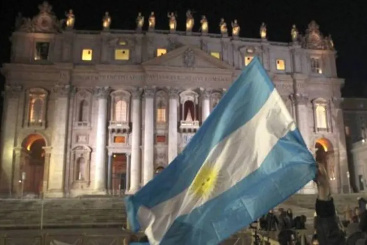 Bandeira da Argentina na frente da Basílica de São Pedro antes da apresentação do novo papa (Reuters)