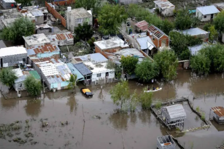 
	Vista a&eacute;rea de ruas de La Plata inundadas: as intensas chuvas de 2 de abril em Buenos Aires e na vizinha prov&iacute;ncia deixaram 57 mortos e afetaram milhares de pessoas
 (REUTERS / Infobae.com)