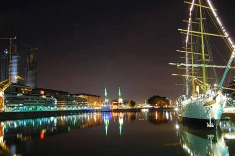  Puerto Madero, um dos bairros mais nobres de Buenos Aires, abrigará o luxuoso hotel (Tiago Luiz/Creative Commons)