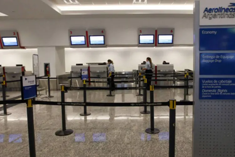 
	Aeroporto em Buenos Aires vazio por conta da greve no pa&iacute;s: a Aerol&iacute;neas Argentinas tem voos com partida dos aeroportos do Gale&atilde;o (RJ), Guarulhos (SP) e Salgado Filho (RS)
 (Enrique Marcarian/Reuters)