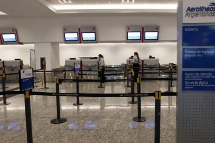 
	Aeroporto em Buenos Aires vazio por conta da greve no pa&iacute;s: a Aerol&iacute;neas Argentinas tem voos com partida dos aeroportos do Gale&atilde;o (RJ), Guarulhos (SP) e Salgado Filho (RS)
 (Enrique Marcarian/Reuters)