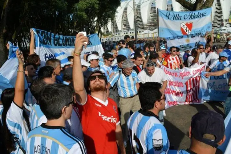 Torcida da Argentina em frente ao Estádio Beira-Rio, em Porto Alegre (Claudio Medaglia/Portal da Copa)