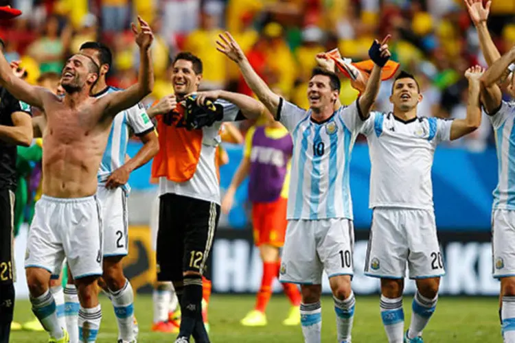 Lionel Messi e seus colegas da seleção argentina comemoram a vitória contra a Bélgica na Copa (REUTERS/Dominic Ebenbichler)