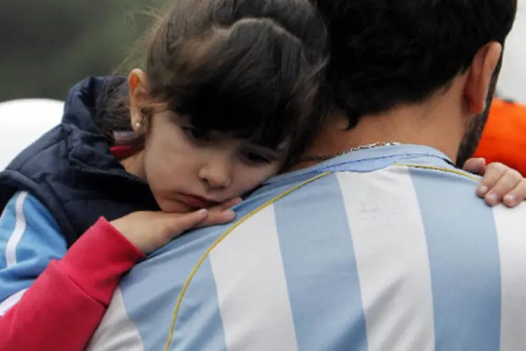 Argentinos aguardam desembarque da seleção nos arredores de Buenos Aires (Augustin Marcarian/Reuters)