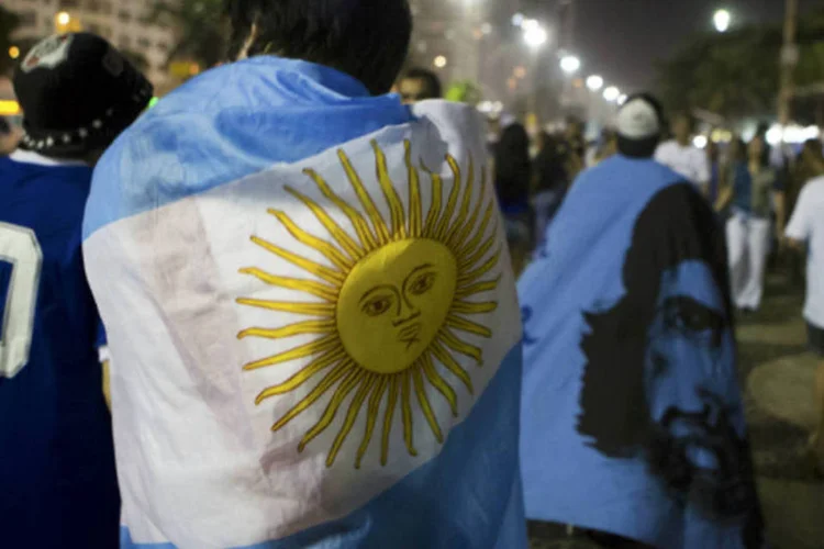 
	F&atilde;s da Argentina celebram ap&oacute;s vit&oacute;ria sobre a B&oacute;snia na Copa do Mundo 2014
 (Marco Bello/Reuters)