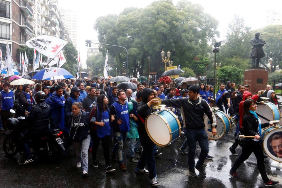 Argentinos manifestam apoio a Cristina Kirchner