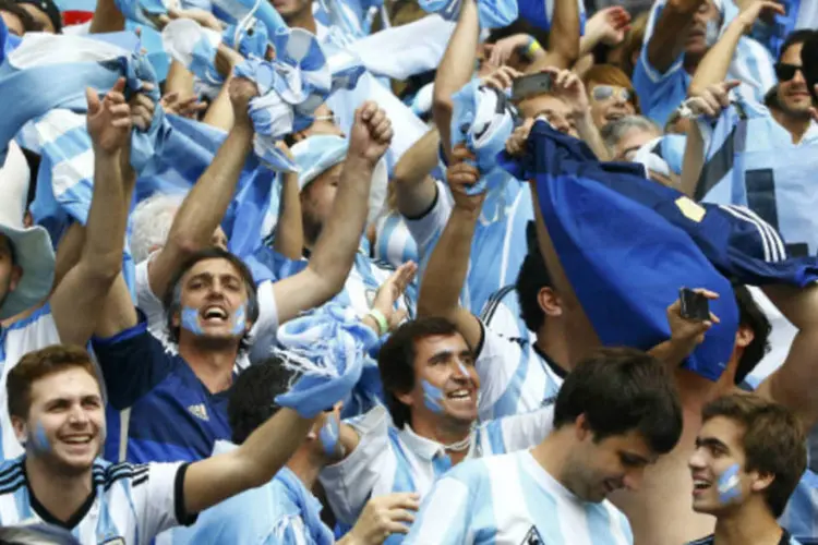 
	F&atilde;s da Argentina celebram ap&oacute;s vit&oacute;ria contra a Nig&eacute;ria na Copa do Mundo 2014
 (Stefano Rellandini/Reuters)
