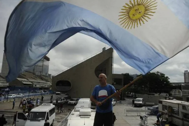 
	Pra&ccedil;a da Apoteose: torcida argentina come&ccedil;a a deixar o local ap&oacute;s a final da Copa do Mundo
 (Tânia Rêgo/Agência Brasil)