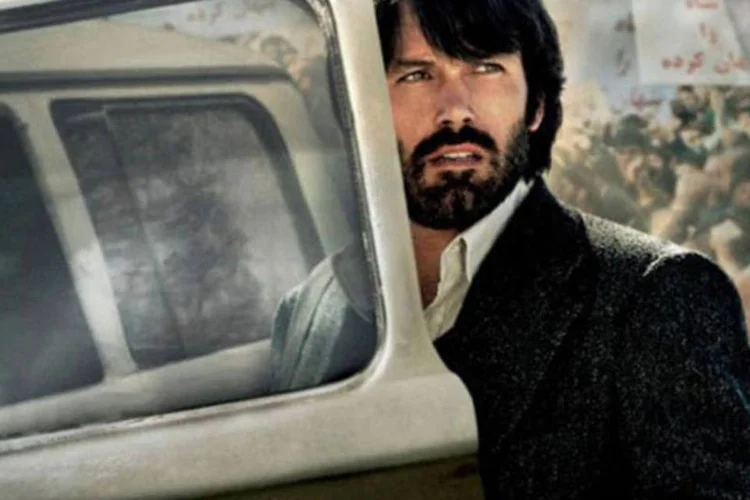 
	Cartaz do filme &quot;Argo&quot;: embora&nbsp;&quot;Argo&quot;&nbsp;esteja proibido no Ir&atilde;, n&atilde;o &eacute; dif&iacute;cil conseguir c&oacute;pias piratas em DVD distribu&iacute;das por vendedores de rua.
 (Divulgação)