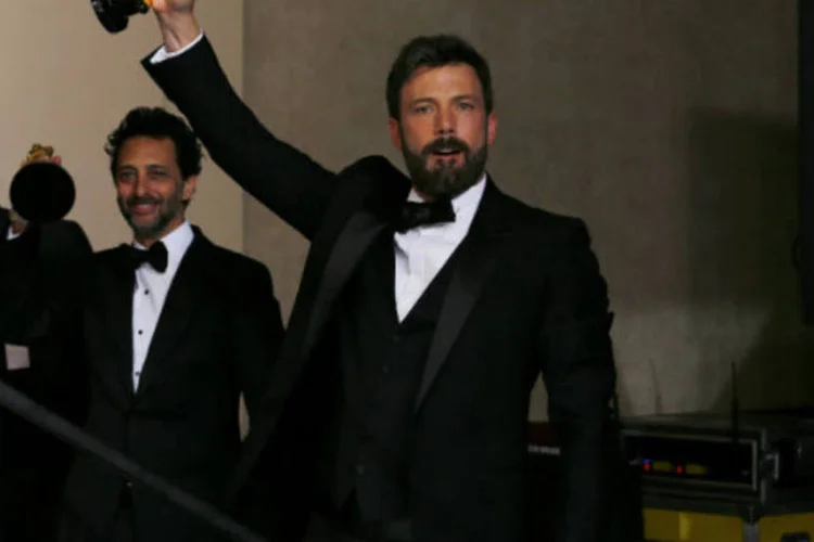 Ben Afleck exibe estatueta de melhor filme por "Argo", na 85ª cerimônia do Oscar (REUTERS/Mike Blake)